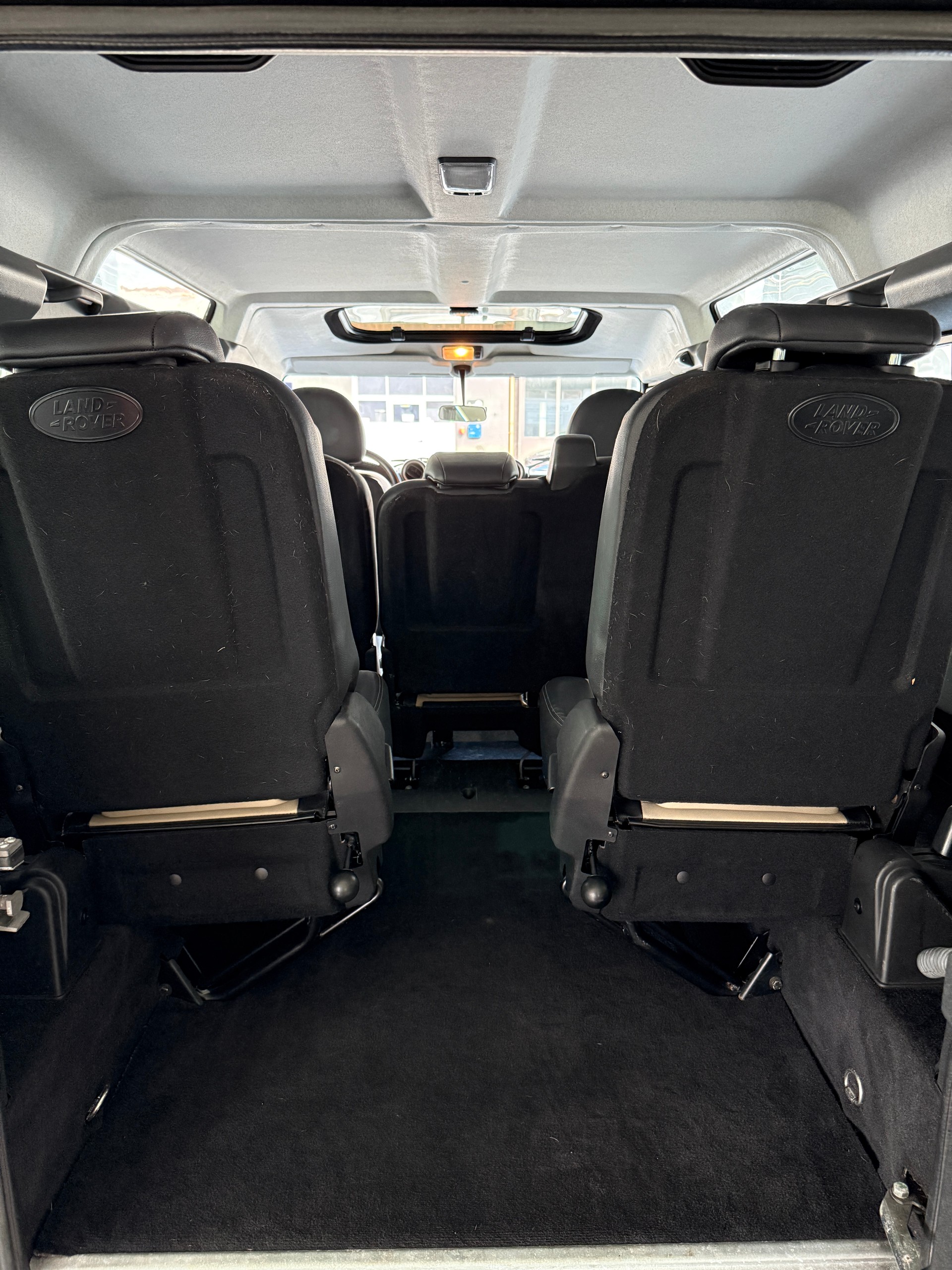 LAND ROVER Defender 110 2.2 TD4 Station Wagon-image-13