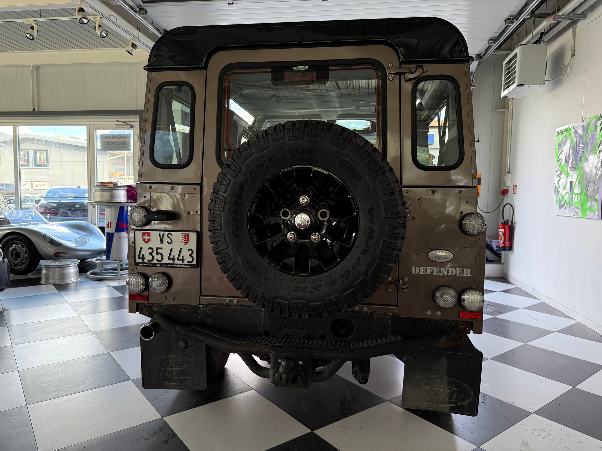 LAND ROVER Defender 110 2.2 TD4 Station Wagon-image-4