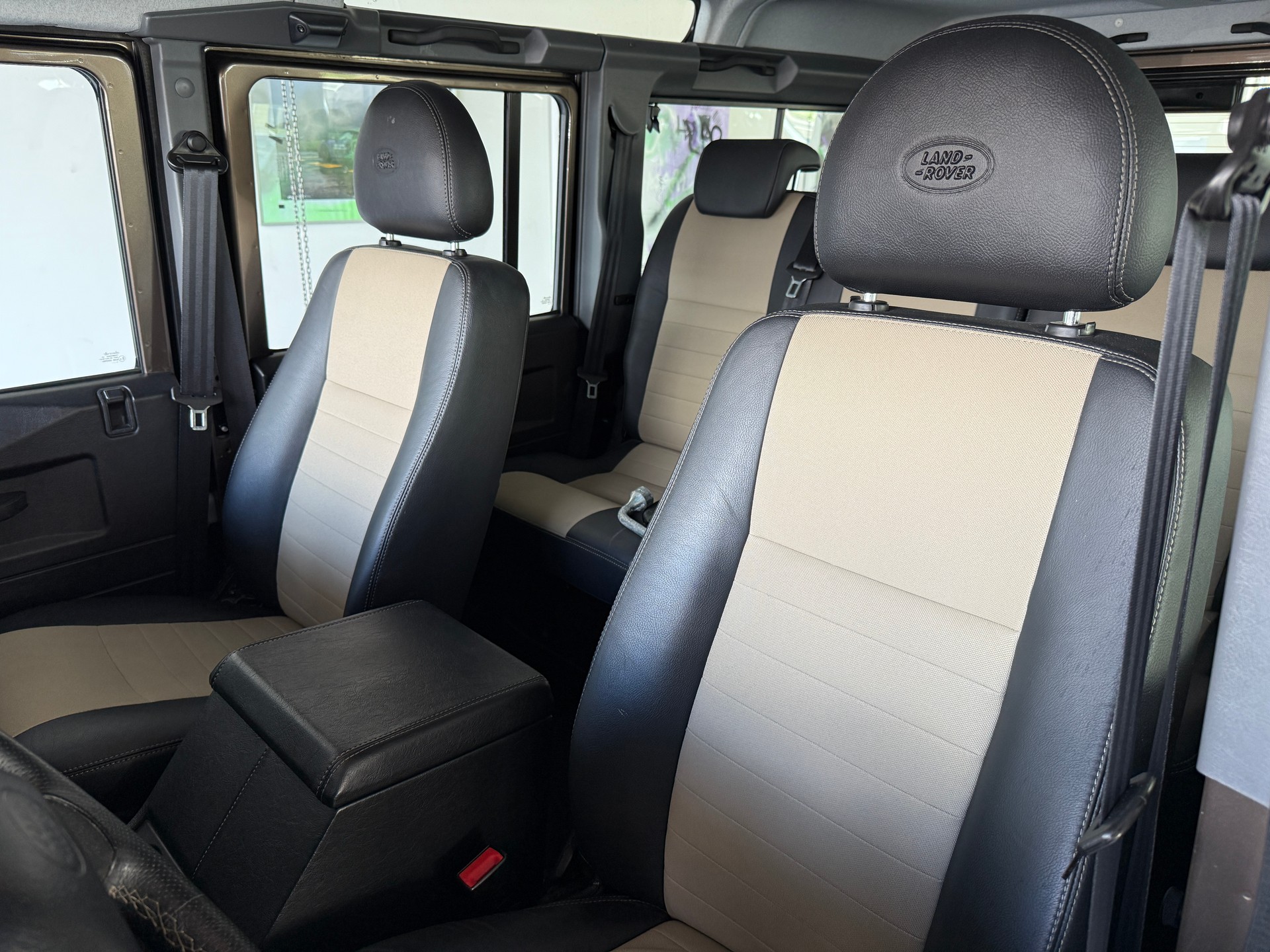 LAND ROVER Defender 110 2.2 TD4 Station Wagon-image-8