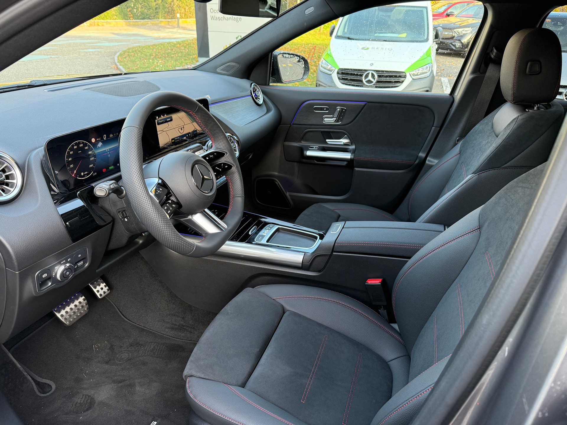 MERCEDES-BENZ GLA 250 e EQ Star 8G-DCT-showroom-element-3