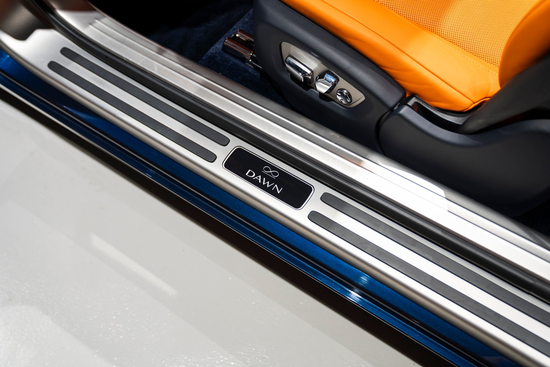 ROLLS-ROYCE Dawn 6.6 V12 Black Badge-image-11
