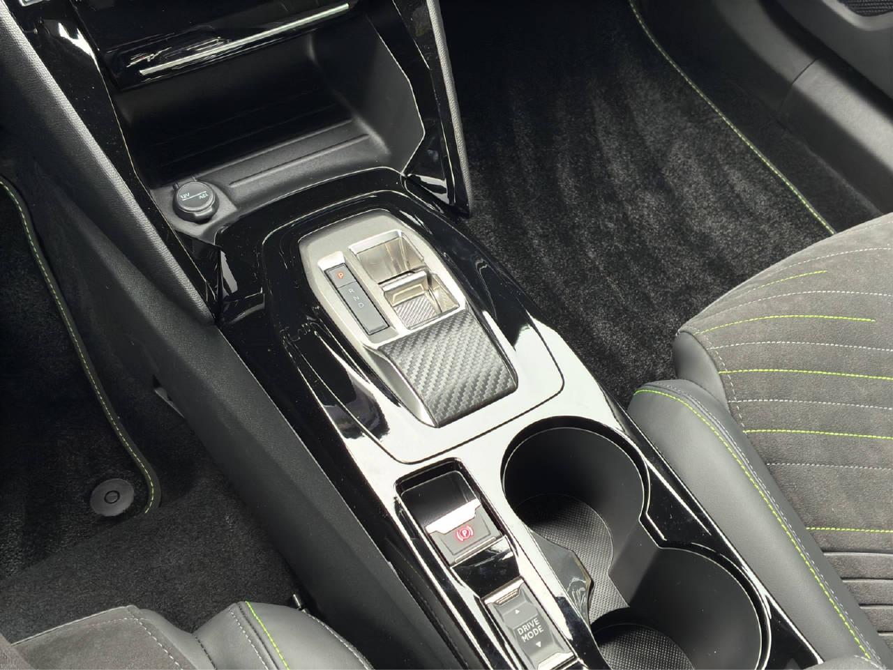 PEUGEOT 2008 1.2 Hybrid 145 PS GT-image-14