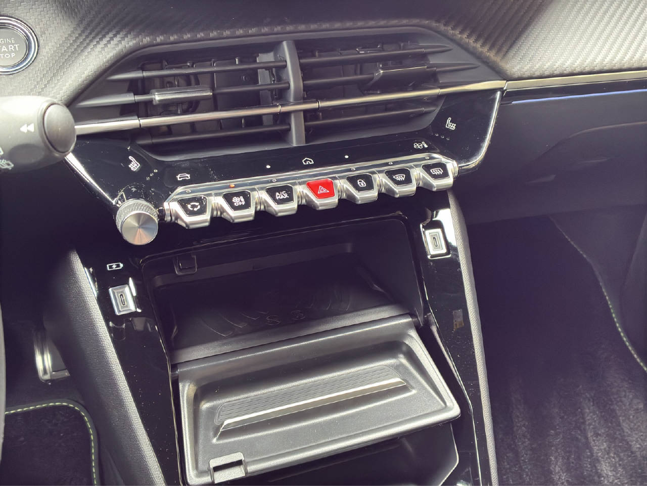 PEUGEOT 2008 1.2 Hybrid 145 PS GT-image-13