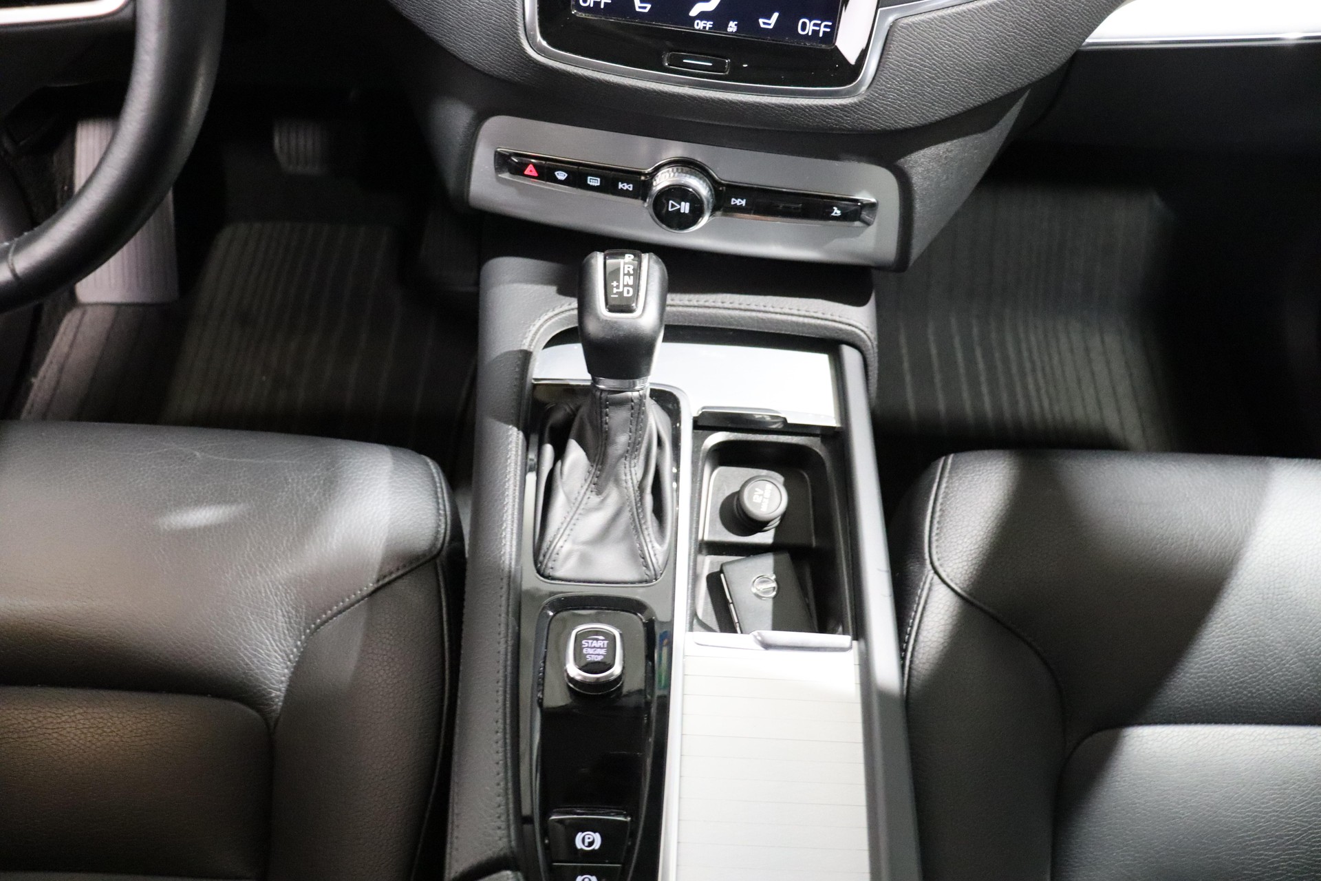VOLVO XC90 2.0 T6 Momentum 7P. AWD-image-13