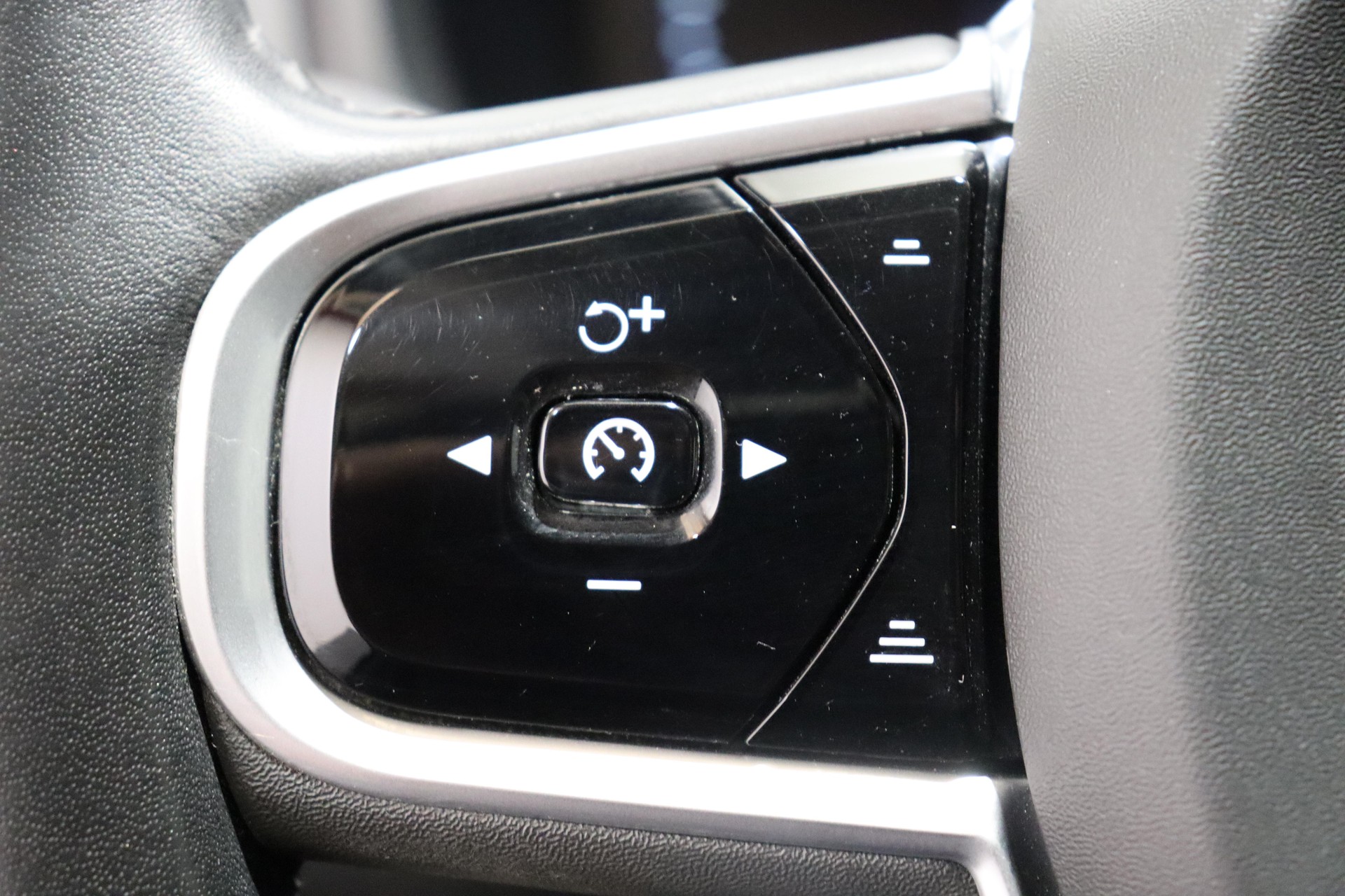 VOLVO XC90 2.0 T6 Momentum 7P. AWD-image-18
