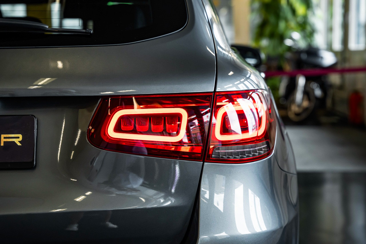 MERCEDES-BENZ GLC 300 AMG Line 4Matic 9G-Tronic-image-9