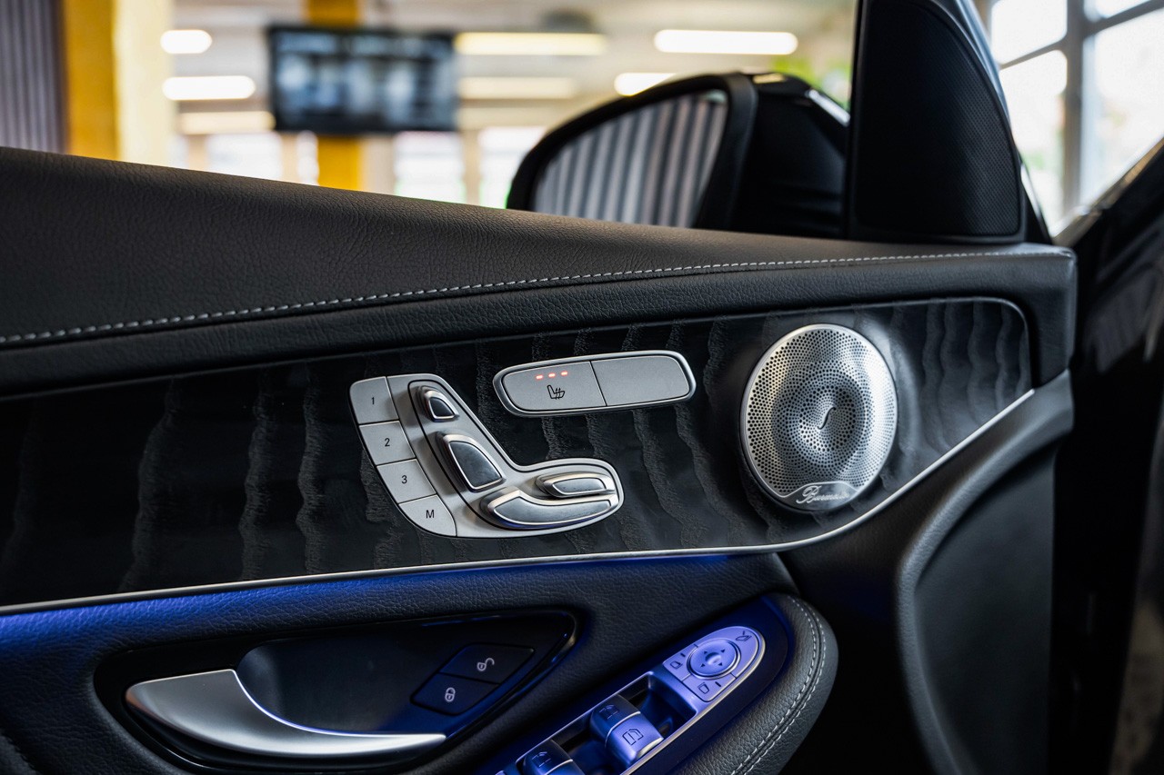 MERCEDES-BENZ GLC 300 AMG Line 4Matic 9G-Tronic-image-25