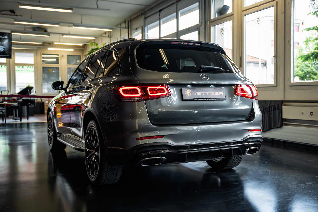 MERCEDES-BENZ GLC 300 AMG Line 4Matic 9G-Tronic-image-4