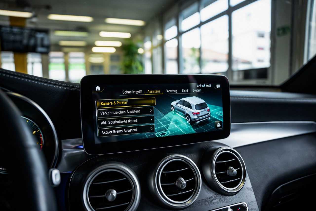 MERCEDES-BENZ GLC 300 AMG Line 4Matic 9G-Tronic-image-24
