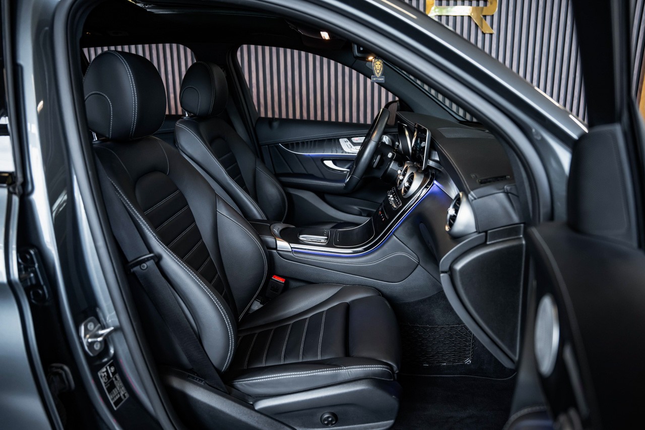 MERCEDES-BENZ GLC 300 AMG Line 4Matic 9G-Tronic-image-15