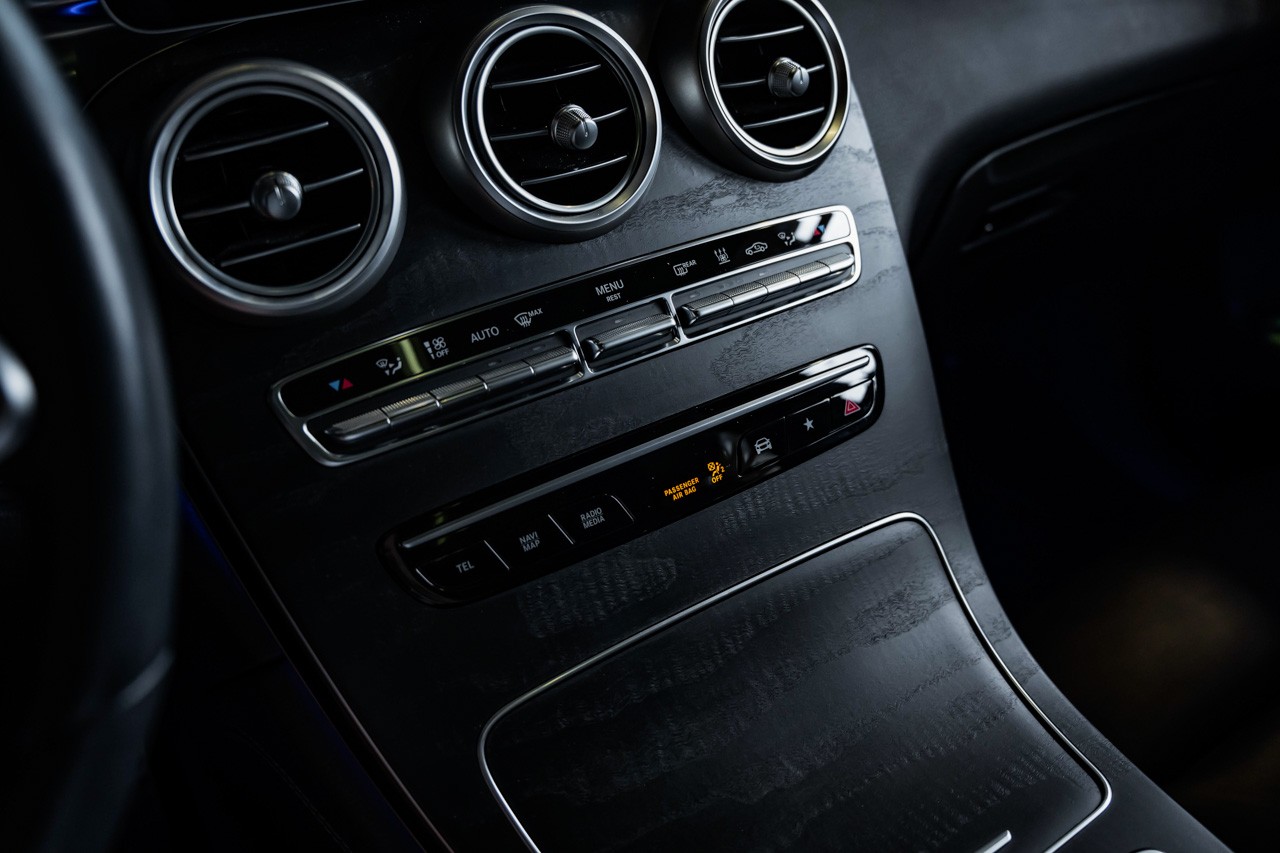 MERCEDES-BENZ GLC 300 AMG Line 4Matic 9G-Tronic-image-32
