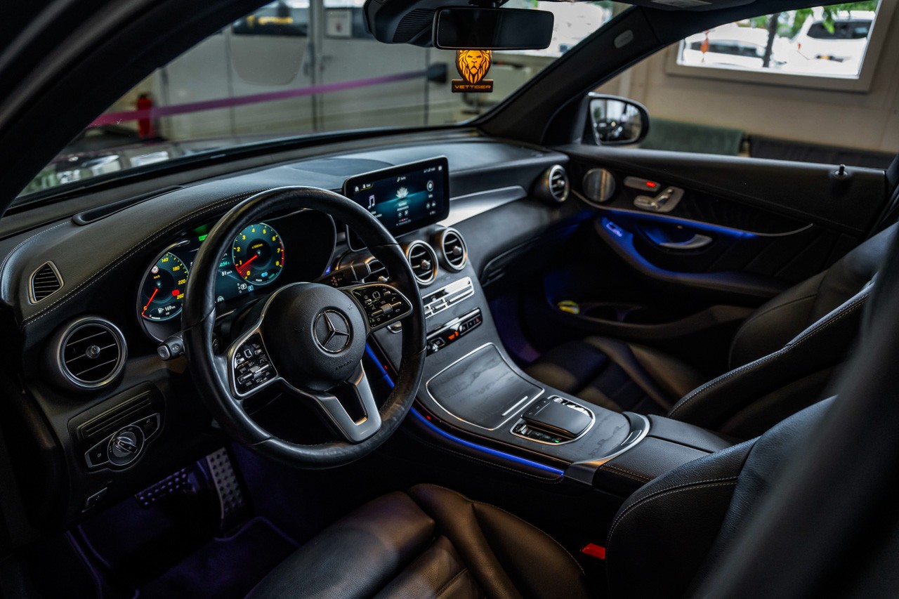 MERCEDES-BENZ GLC 300 AMG Line 4Matic 9G-Tronic-image-12