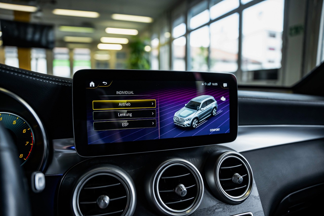 MERCEDES-BENZ GLC 300 AMG Line 4Matic 9G-Tronic-image-23