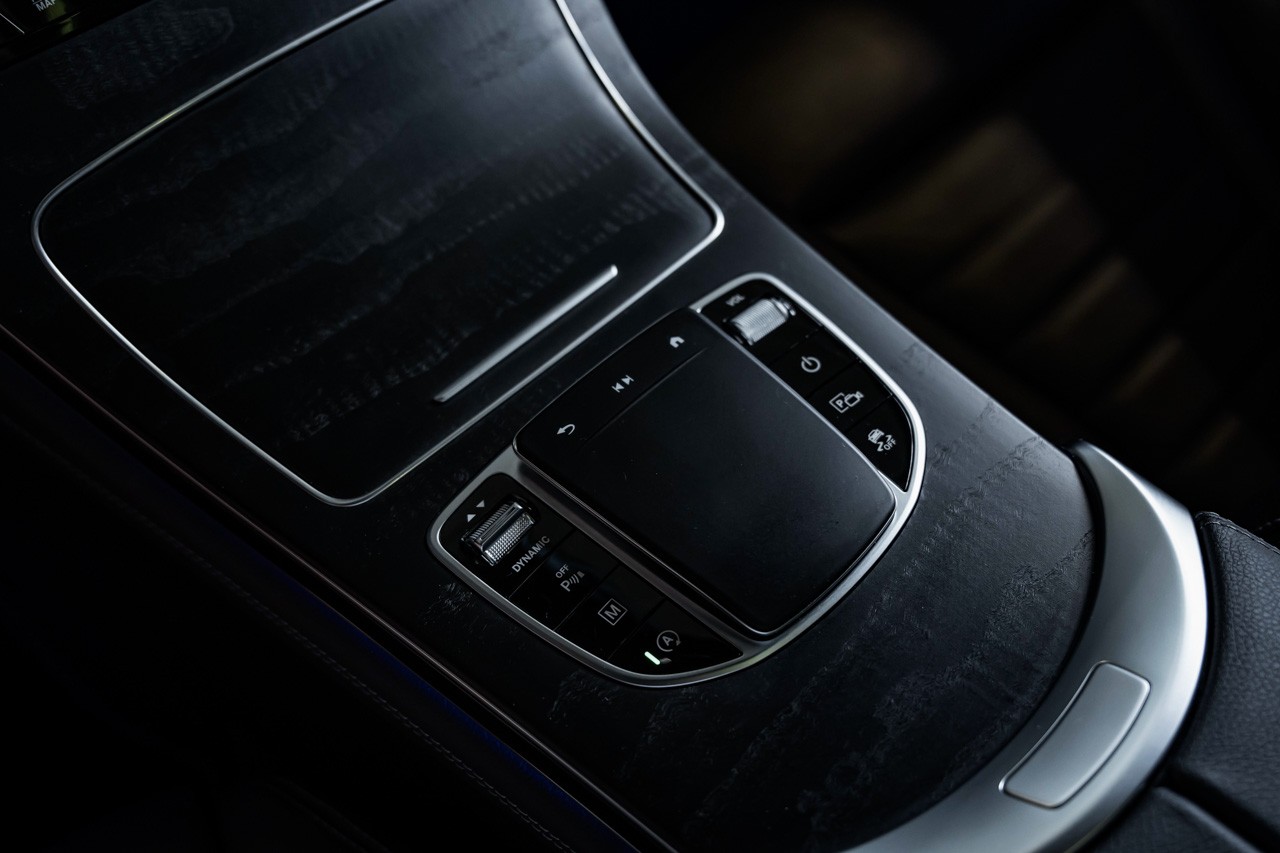 MERCEDES-BENZ GLC 300 AMG Line 4Matic 9G-Tronic-image-33