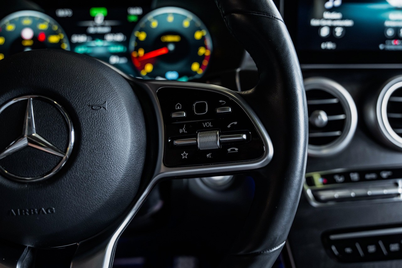 MERCEDES-BENZ GLC 300 AMG Line 4Matic 9G-Tronic-image-29