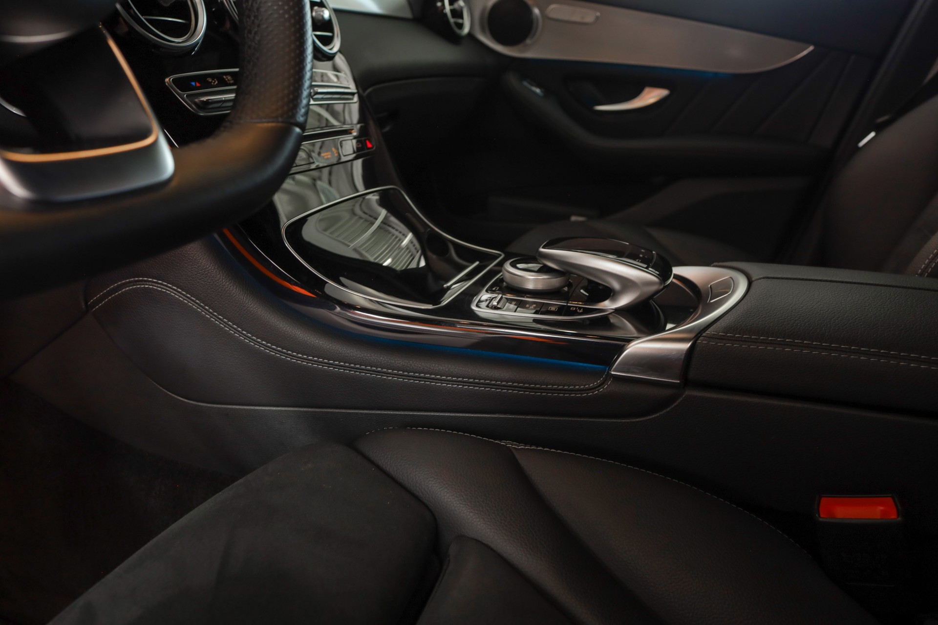 MERCEDES-BENZ GLC 350 e AMG Line 4Matic 7G-Tronic-image-16