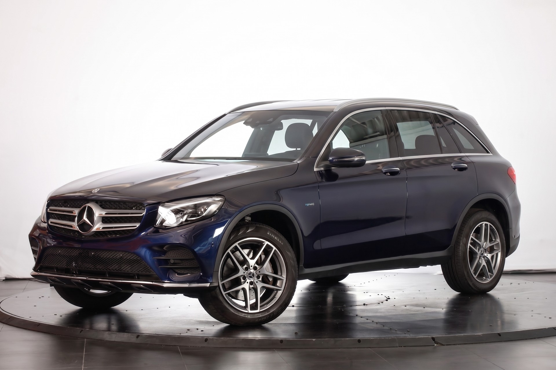 MERCEDES-BENZ GLC 350 e AMG Line 4Matic 7G-Tronic-image-4