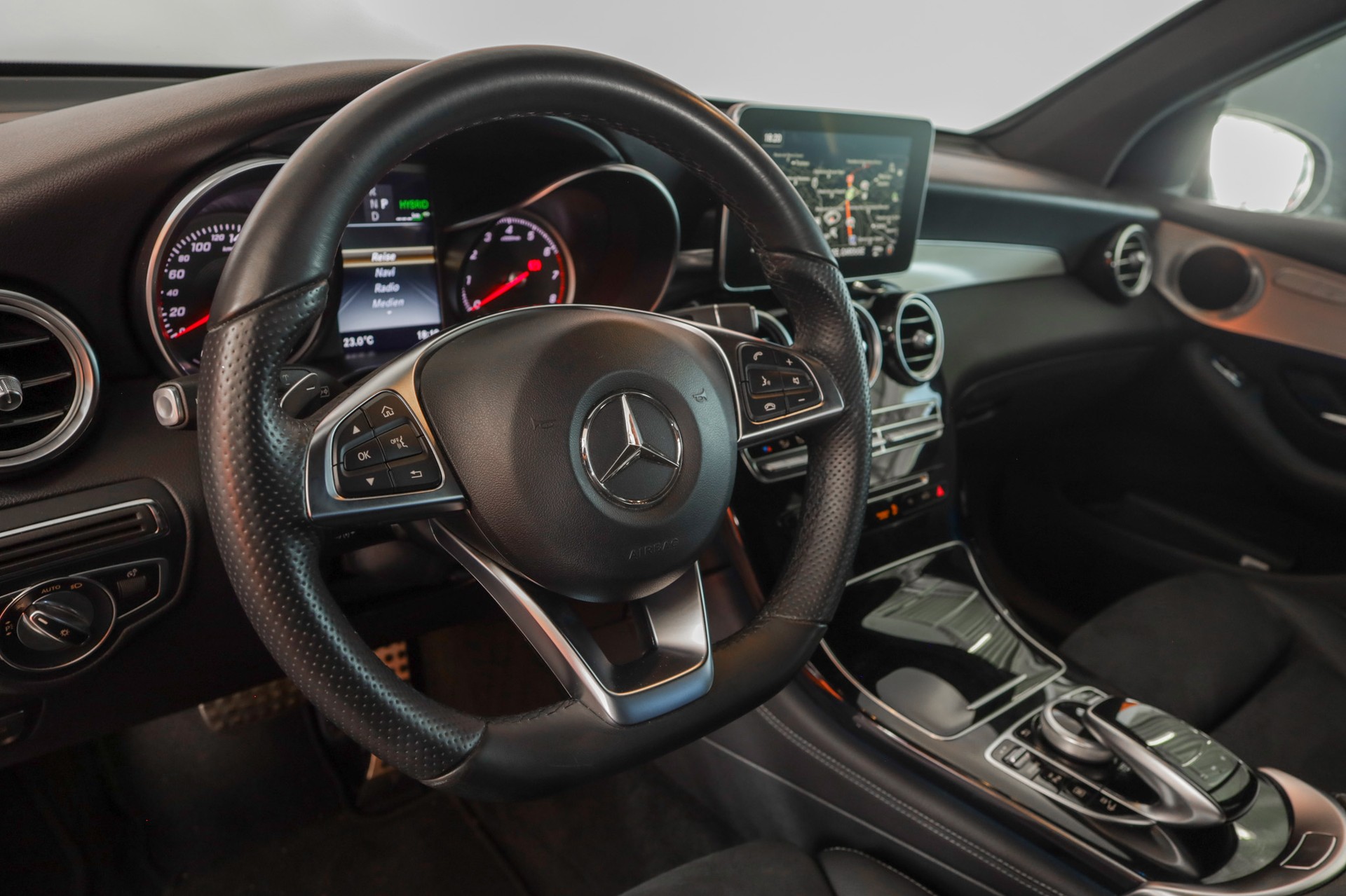 MERCEDES-BENZ GLC 350 e AMG Line 4Matic 7G-Tronic-image-9