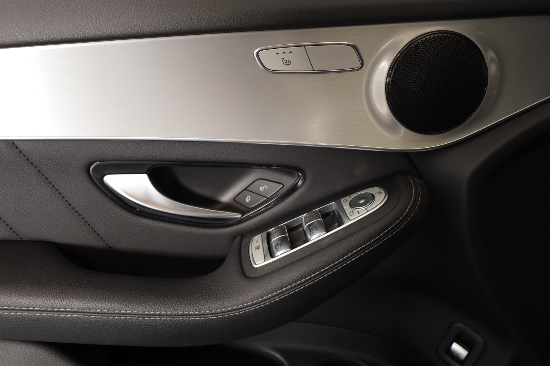 MERCEDES-BENZ GLC 350 e AMG Line 4Matic 7G-Tronic-image-15