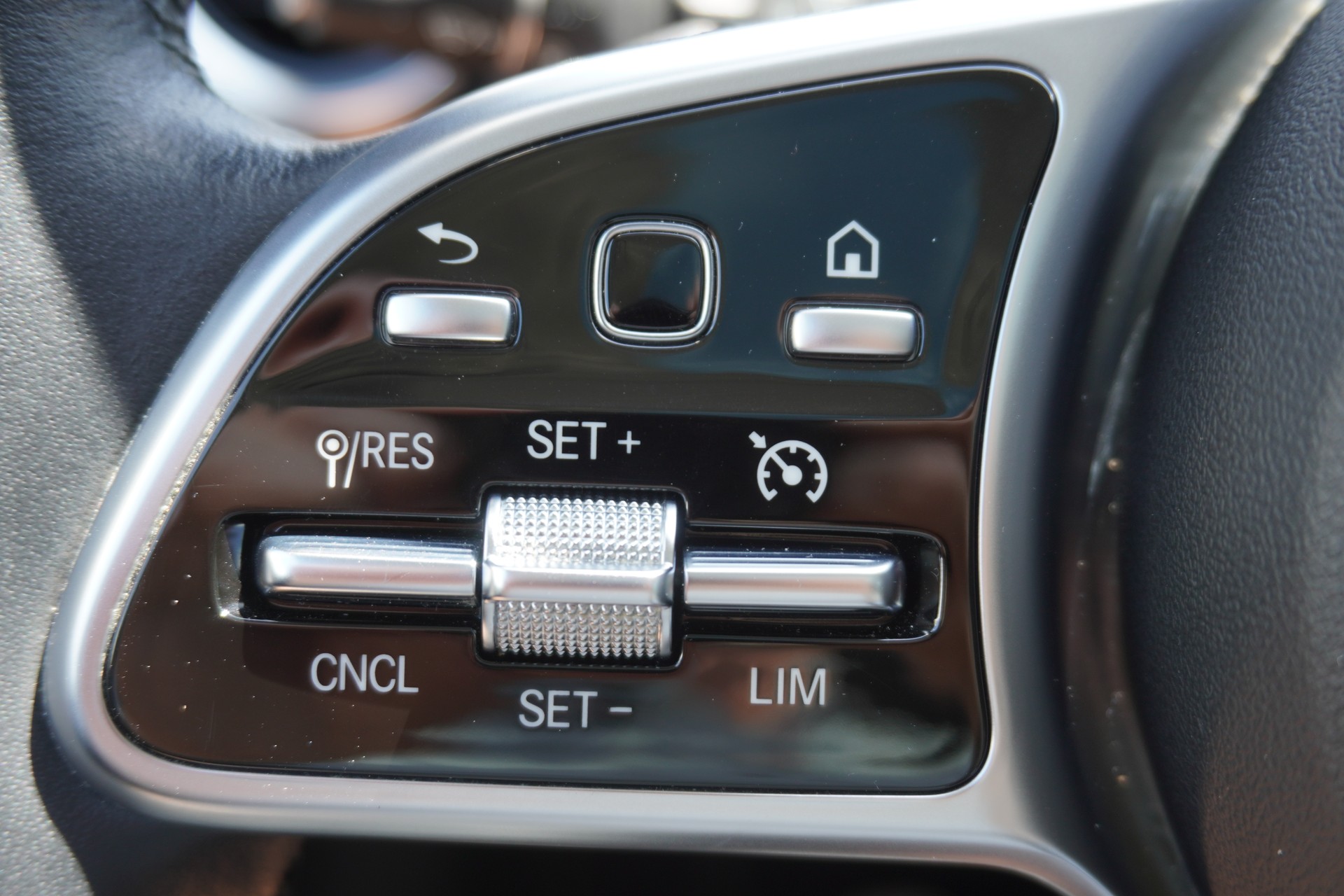 MERCEDES-BENZ GLC 300 e 4Matic 9G-Tronic-image-23