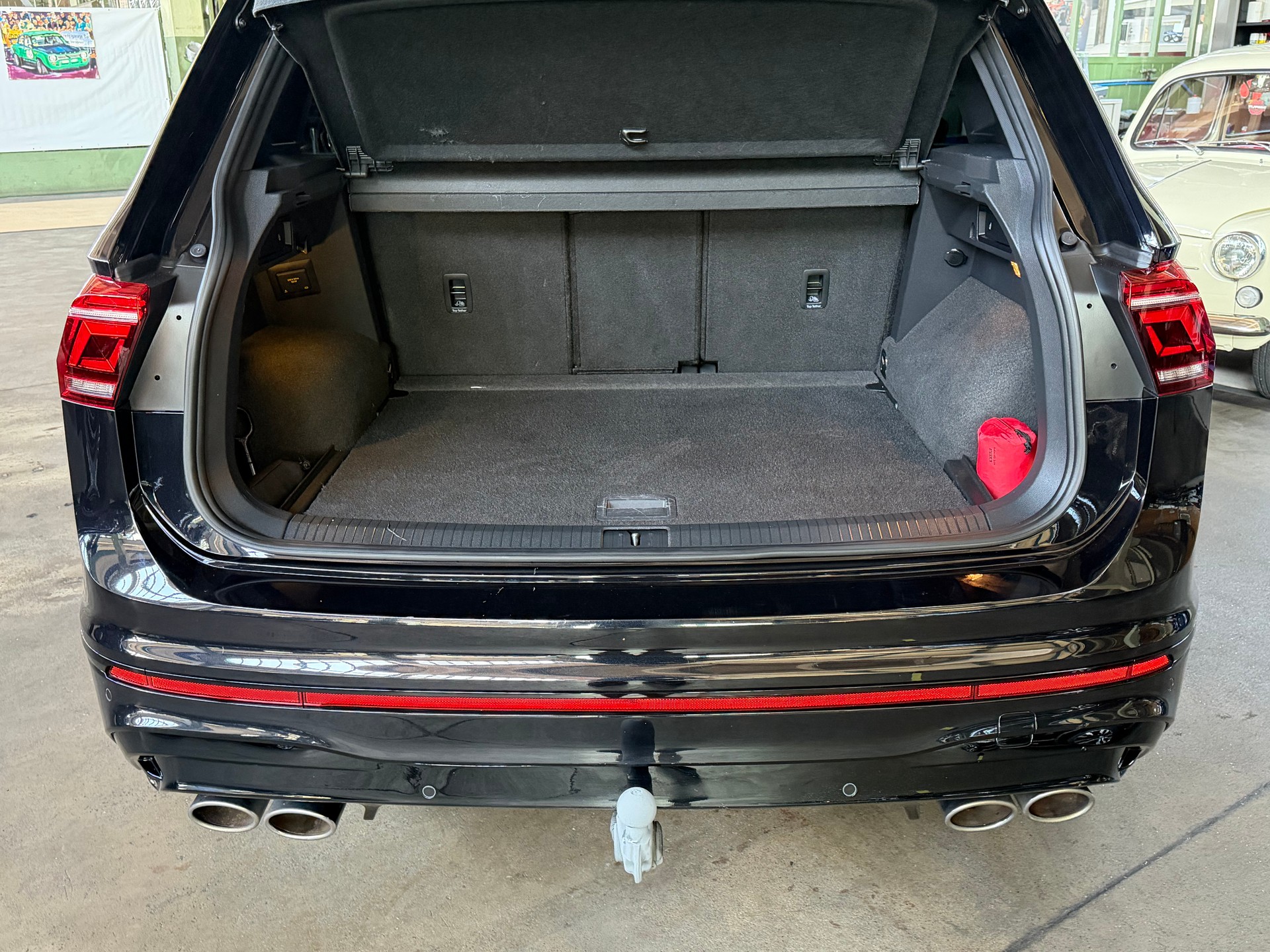 VW Tiguan 2.0TSI R 4Motion DSG "Black Style Design-Paket"-image-12