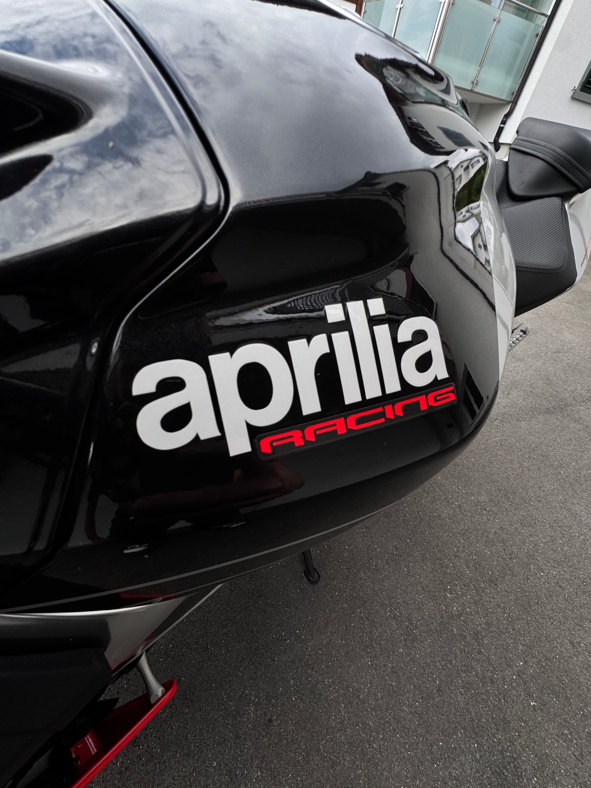 APRILIA V4 1100 Factory-image-5