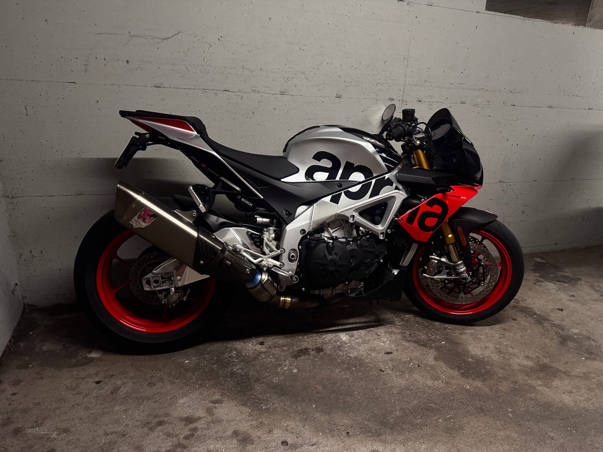 APRILIA V4 1100 Factory-image-8