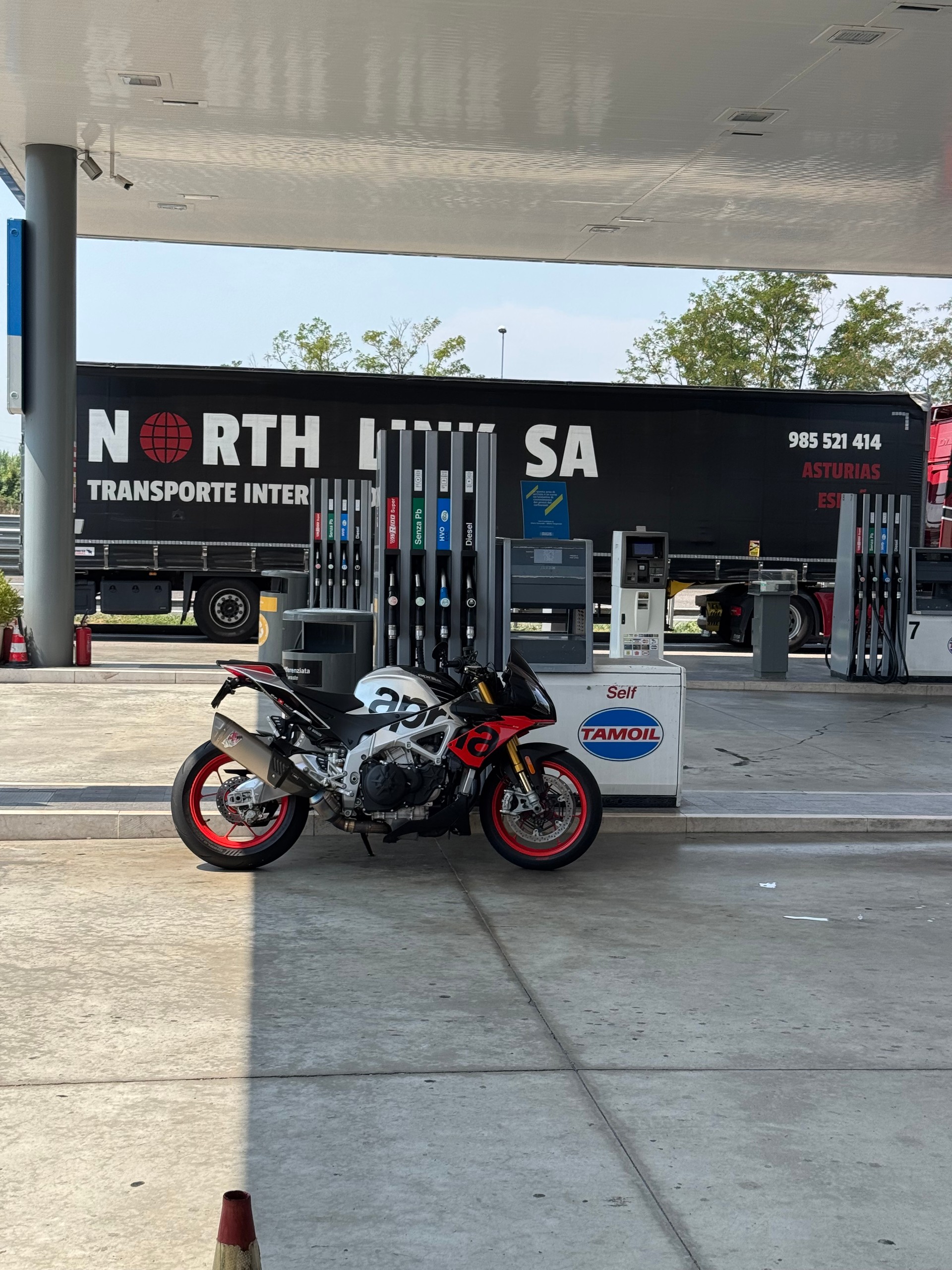 APRILIA V4 1100 Factory-image-9