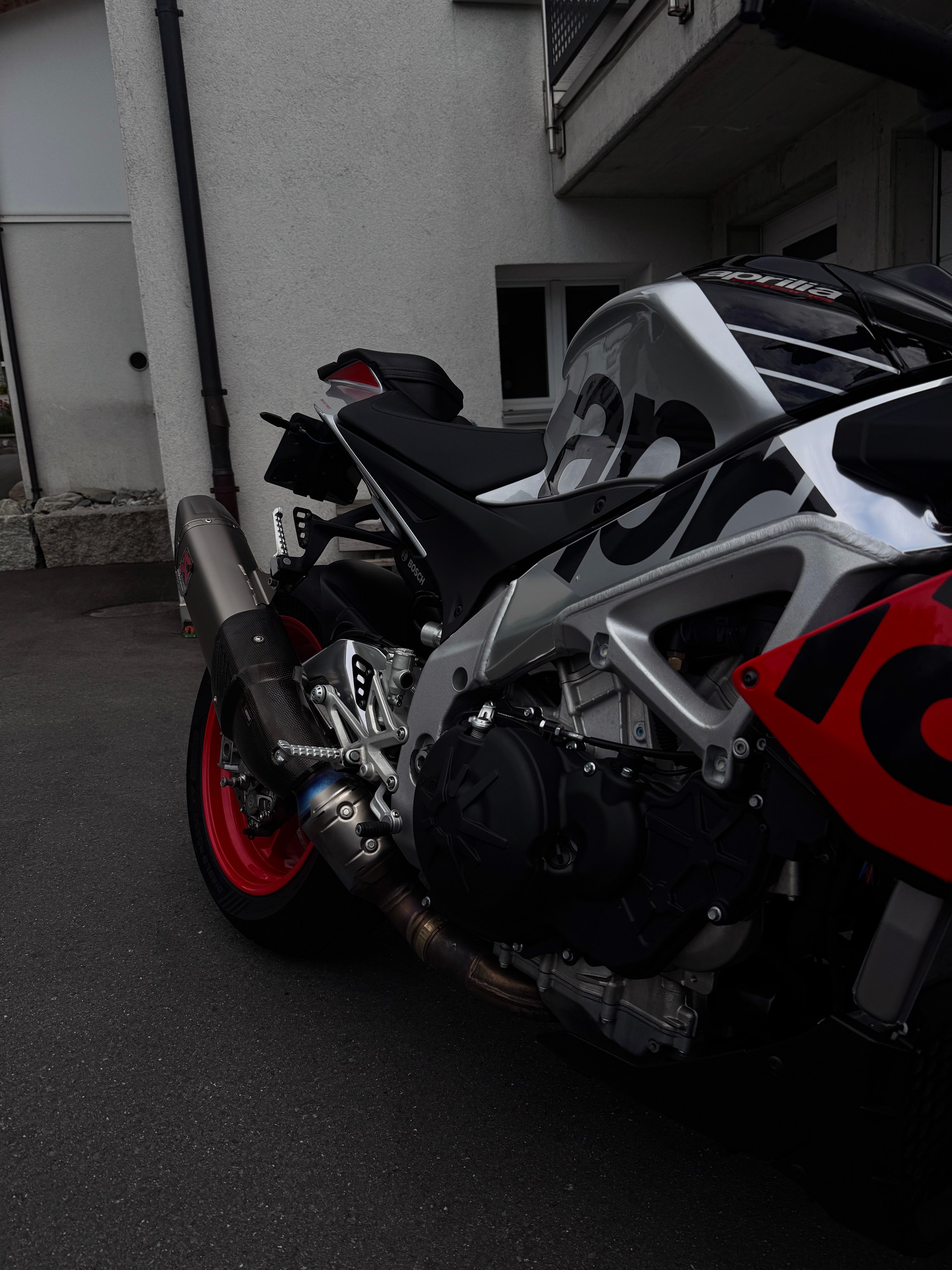 APRILIA V4 1100 Factory-image-3