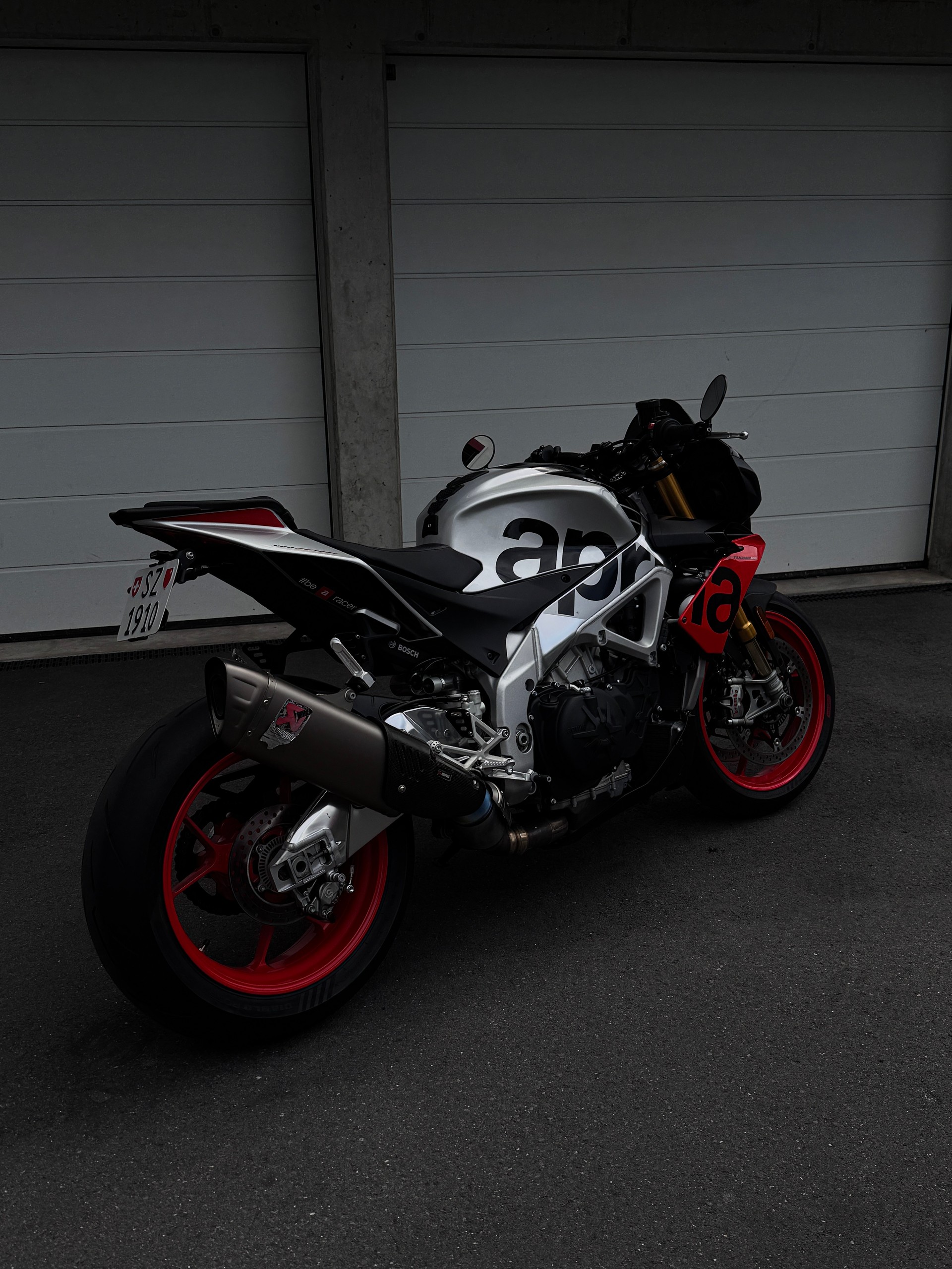 APRILIA V4 1100 Factory-image-1