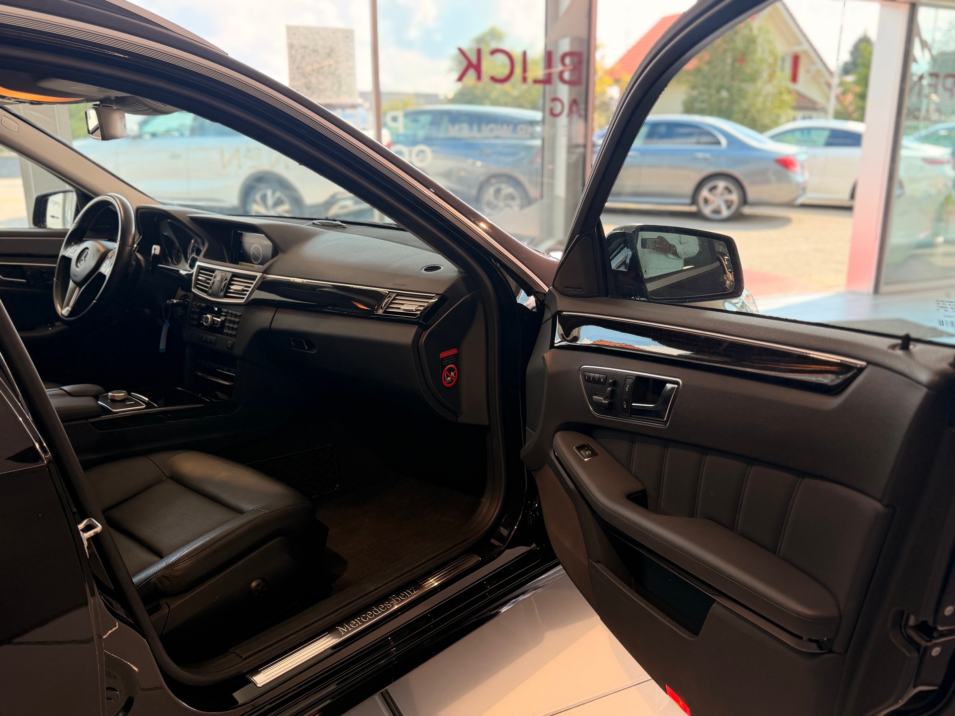 MERCEDES-BENZ E 350 CGI BlueEfficiency Elégance 4Matic 7G-Tronic-image-19