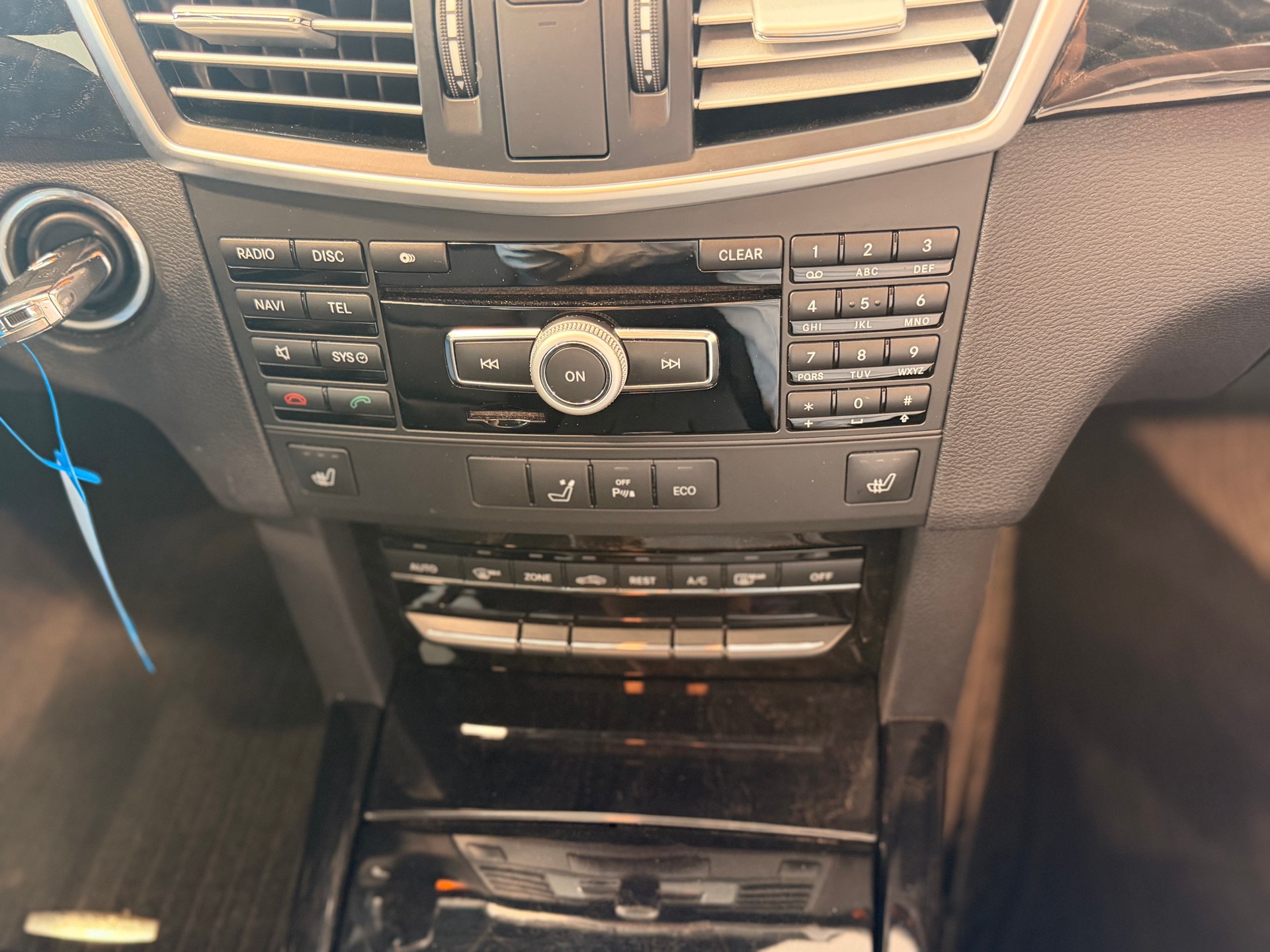 MERCEDES-BENZ E 350 CGI BlueEfficiency Elégance 4Matic 7G-Tronic-image-24