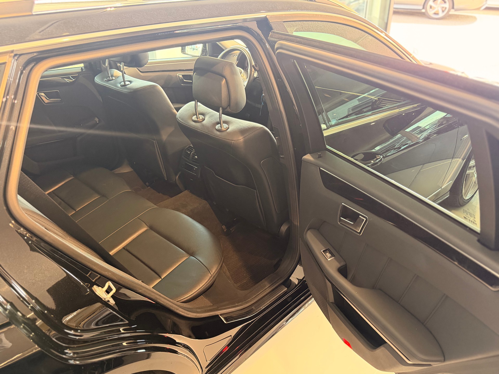 MERCEDES-BENZ E 350 CGI BlueEfficiency Elégance 4Matic 7G-Tronic-image-17