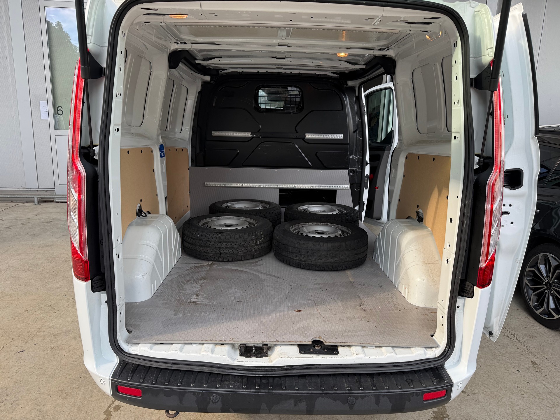 FORD Transit Custom Van 320 L1H1 Trend-showroom-element-2