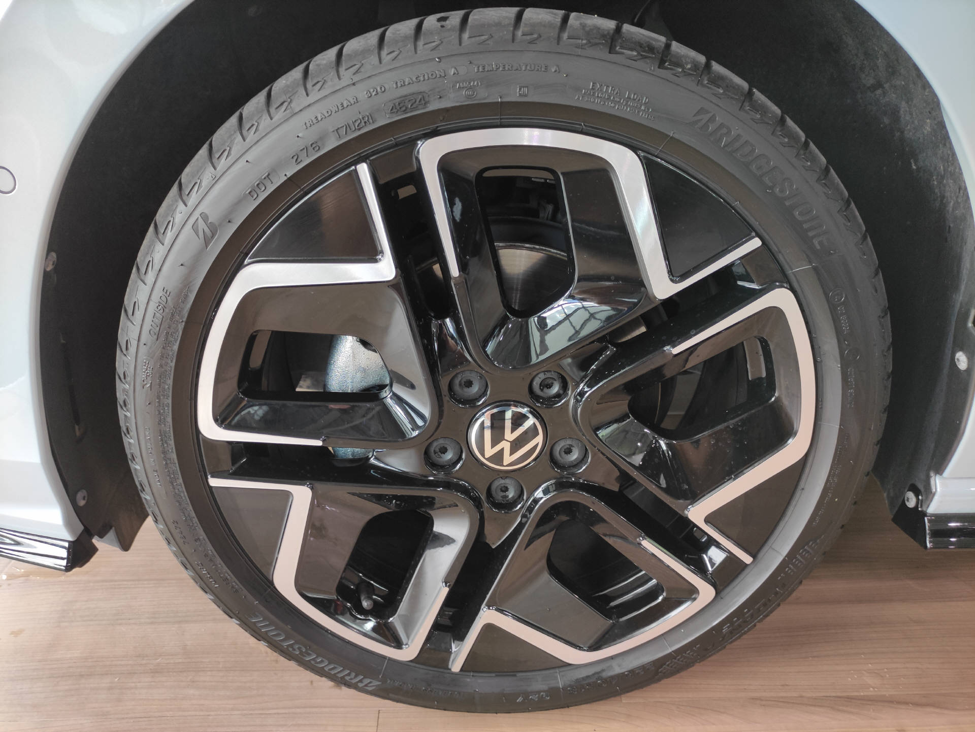 VW Golf VIII 1.5 eTSI R-Line Black-Style-showroom-element-3