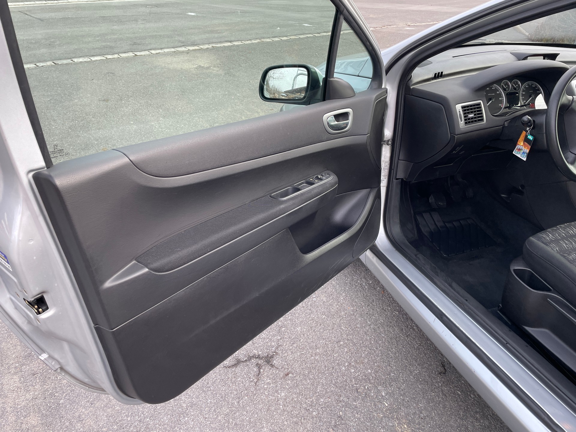 PEUGEOT 307 2.0 16V XS-image-4