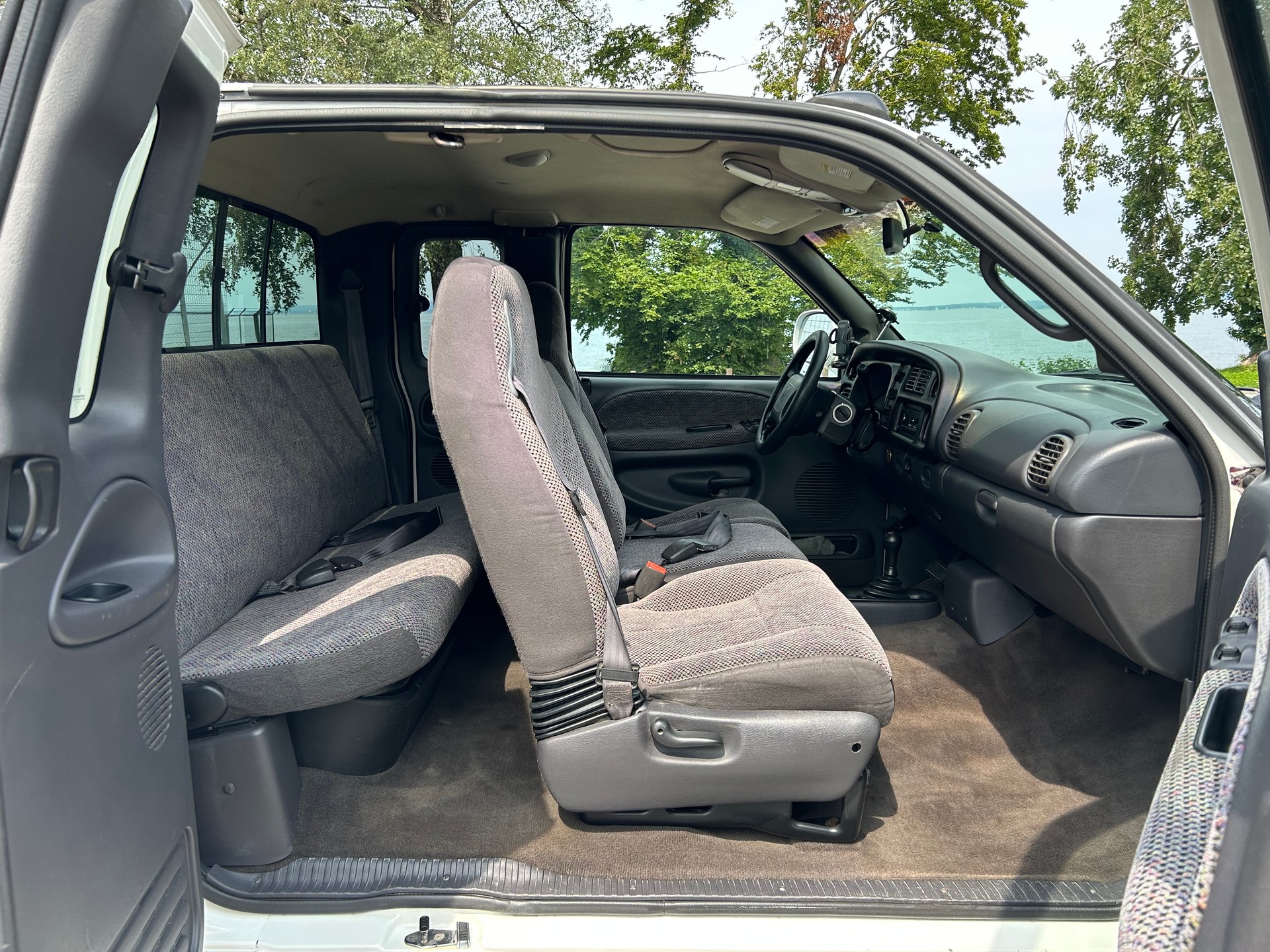 DODGE Ram 2500 Cummins SLT-image-11