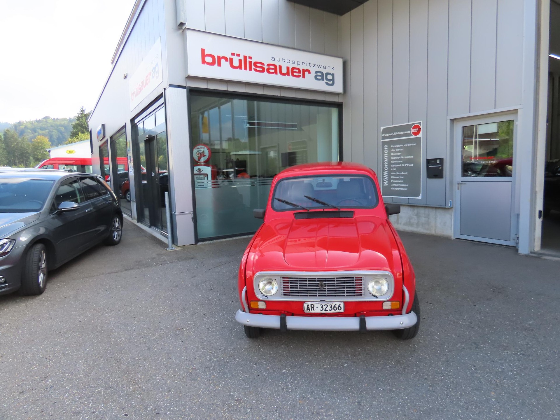 RENAULT R4 1100 Base-showroom-element-1