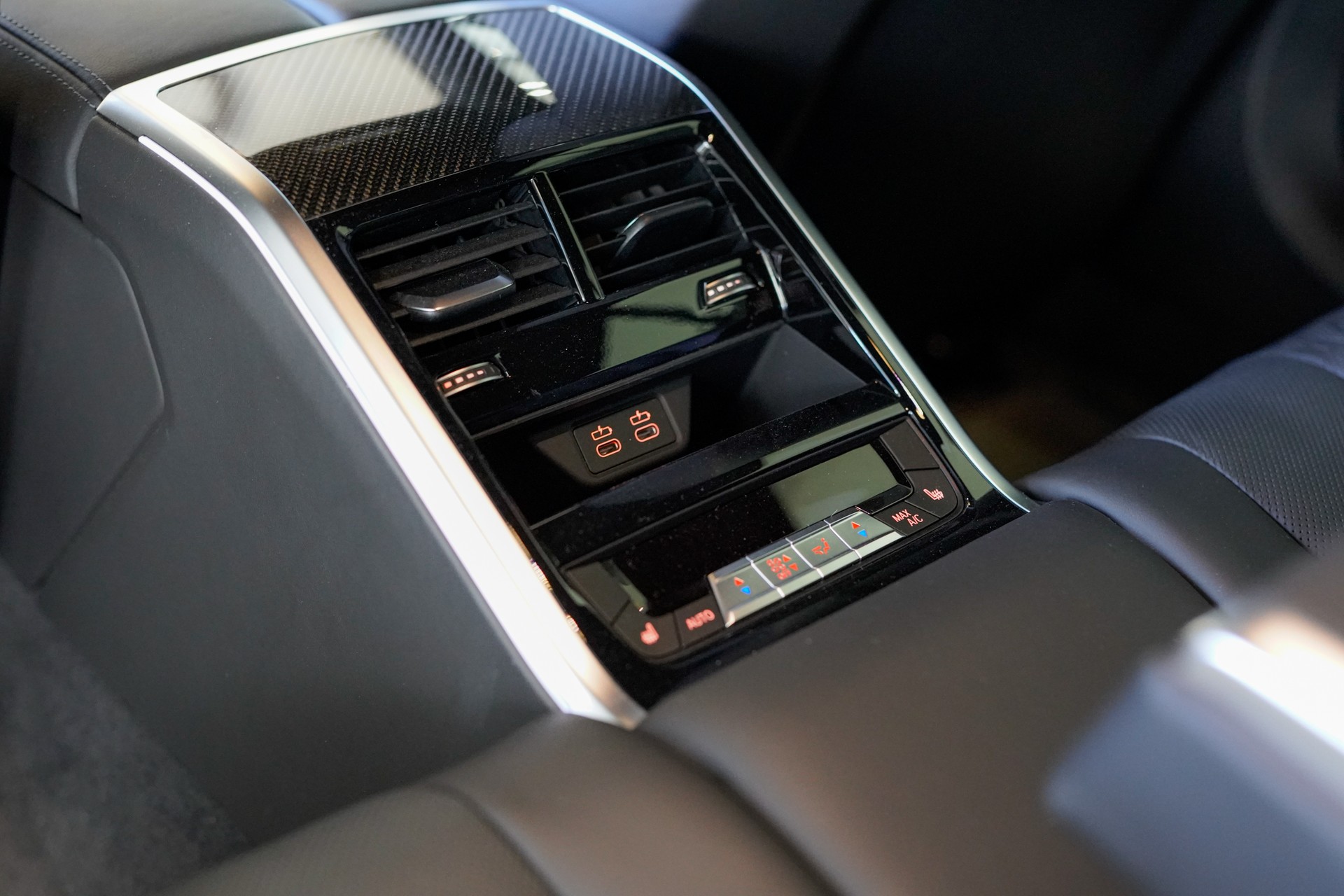 BMW M8 xDrive M Competition Steptronic-image-14