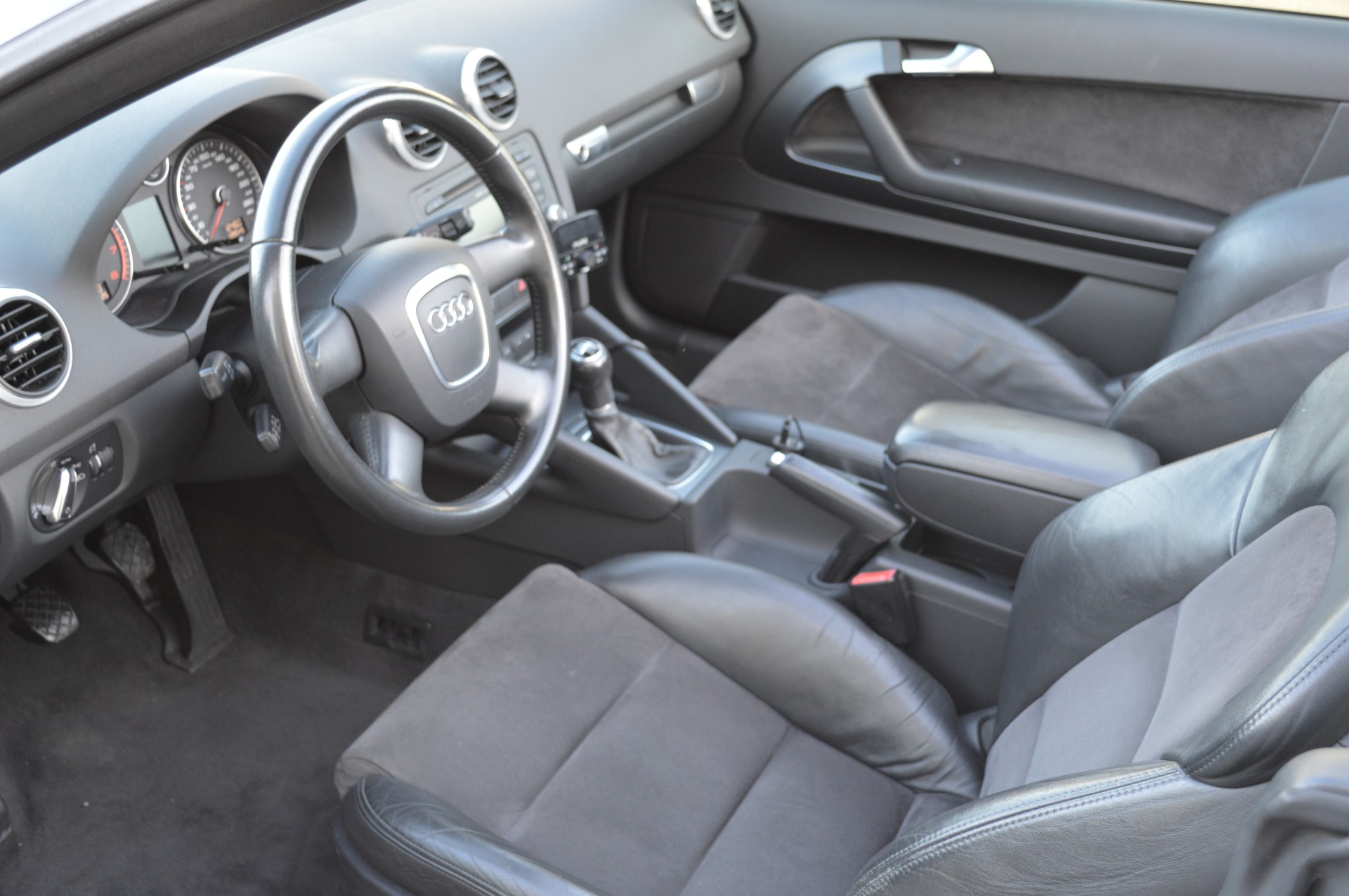 AUDI A3 Cabriolet 1.8 TFSI Attraction-image-6