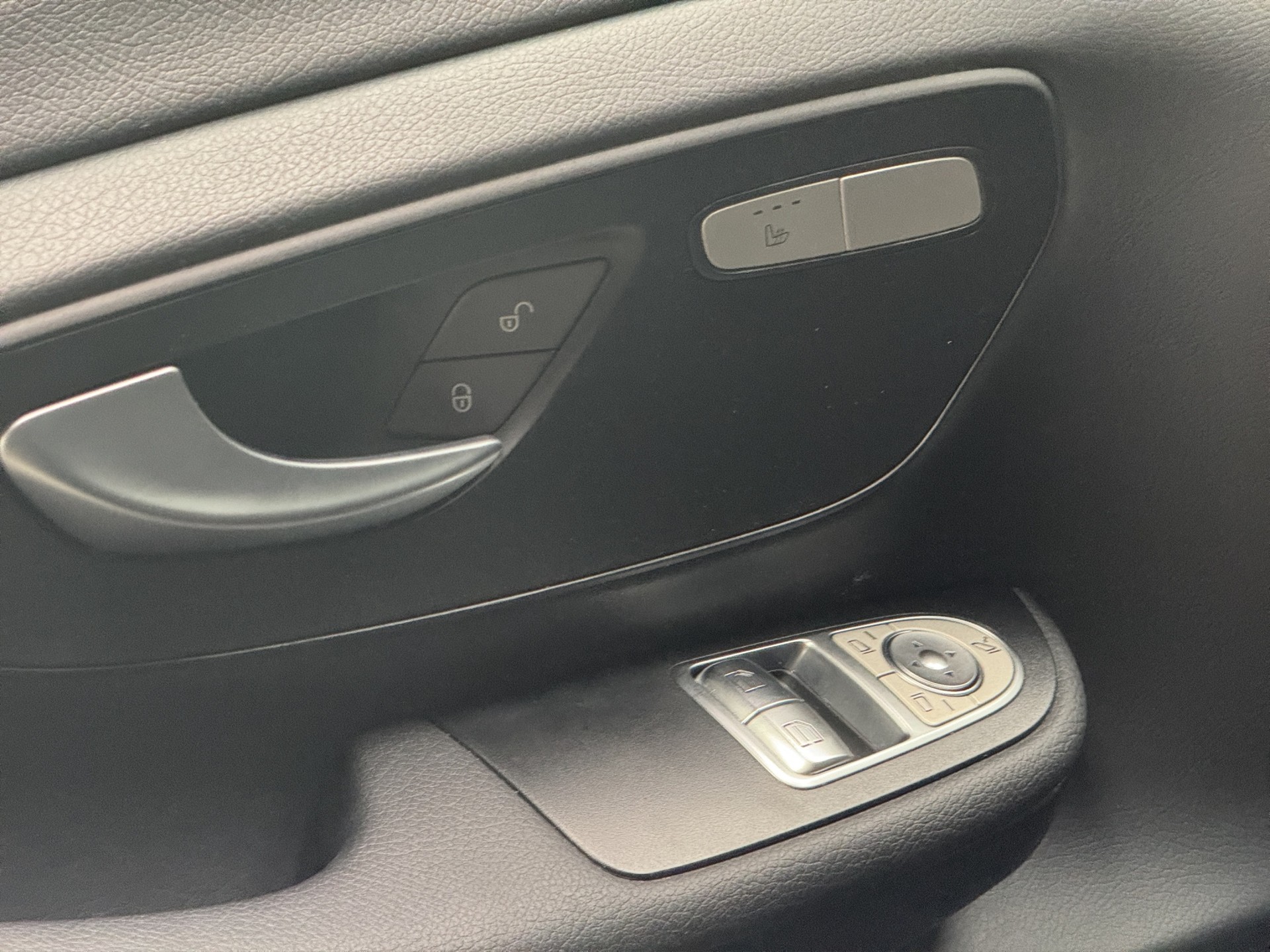 MERCEDES-BENZ V 220 d lang 9G-Tronic 7Pl.-image-8