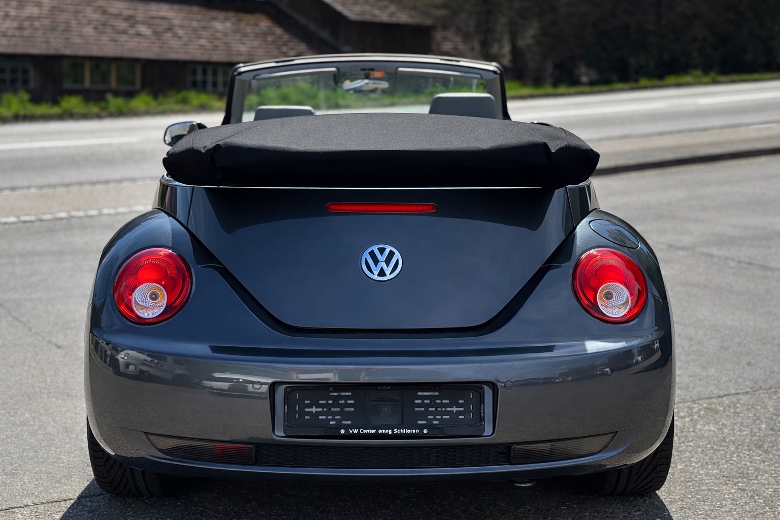 VW Beetle Cabrio 1.8 T Sixty-image-3