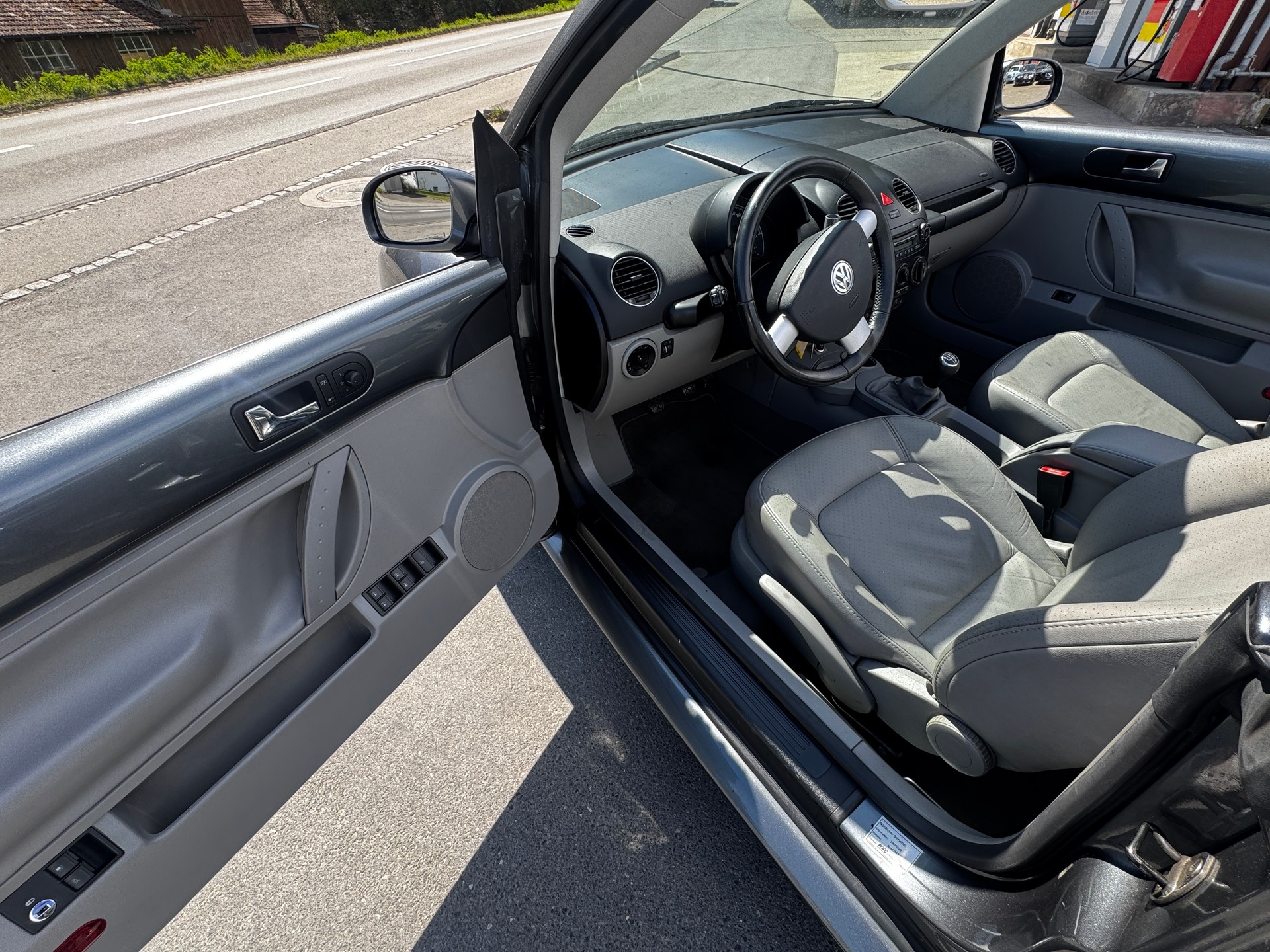 VW Beetle Cabrio 1.8 T Sixty-image-9