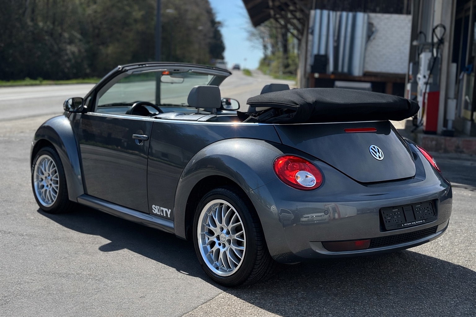 VW Beetle Cabrio 1.8 T Sixty-image-4