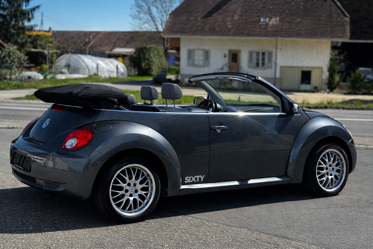 VW Beetle Cabrio 1.8 T Sixty-image-2
