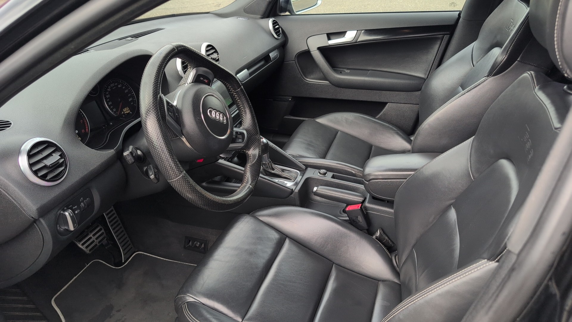 AUDI RS3 Sportback 2.5 TFSI quattro S-tronic-image-10