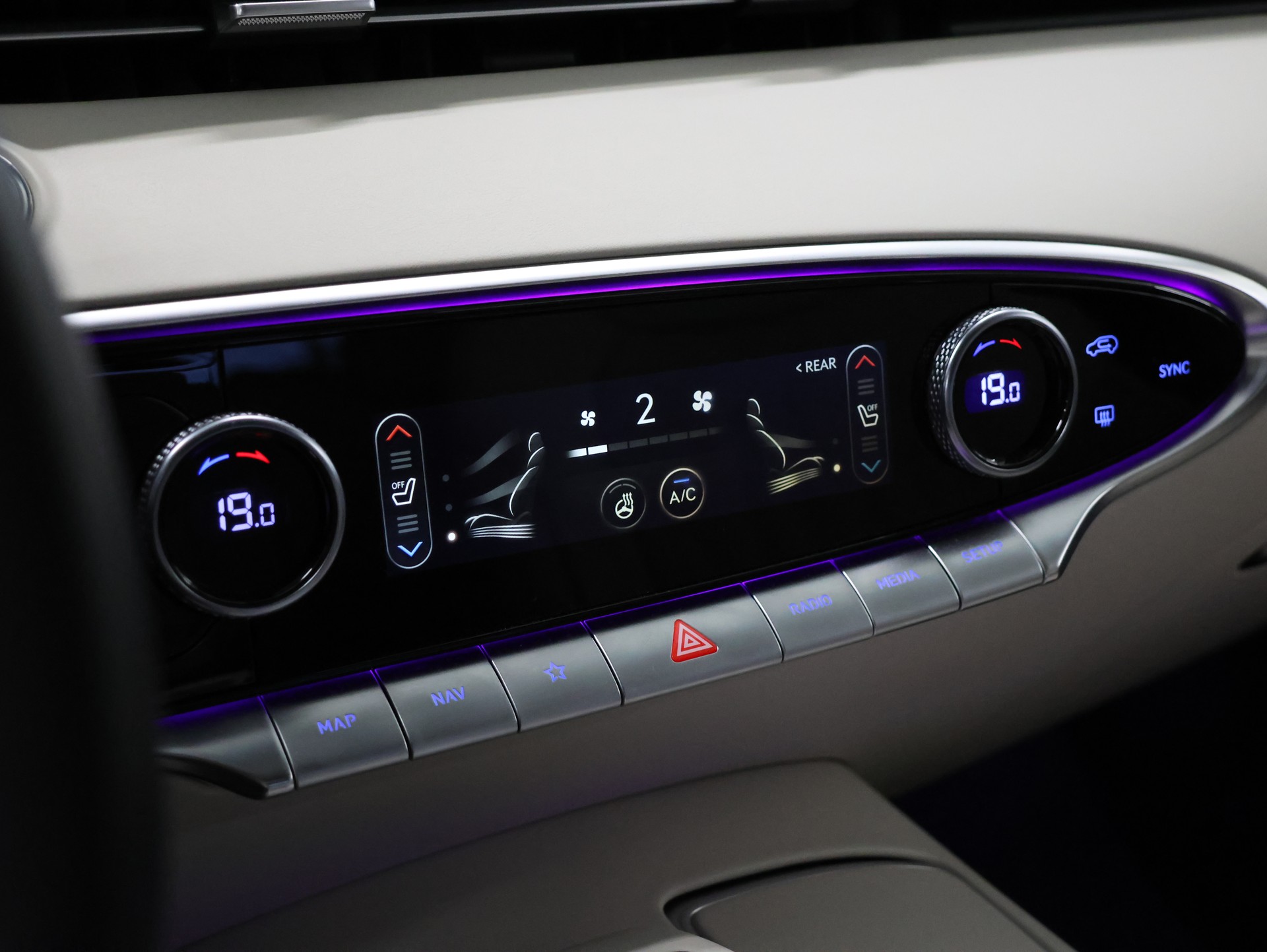 GENESIS GV70 2.2 CRDI Luxury AT8 AWD *Panoramadach* *Luxury Packet* *Fortlaufende Werksgarantie*-image-28