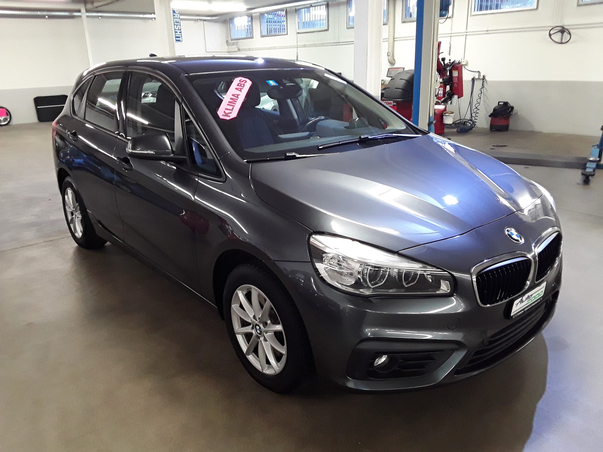 BMW 220i Active Tourer-image-3