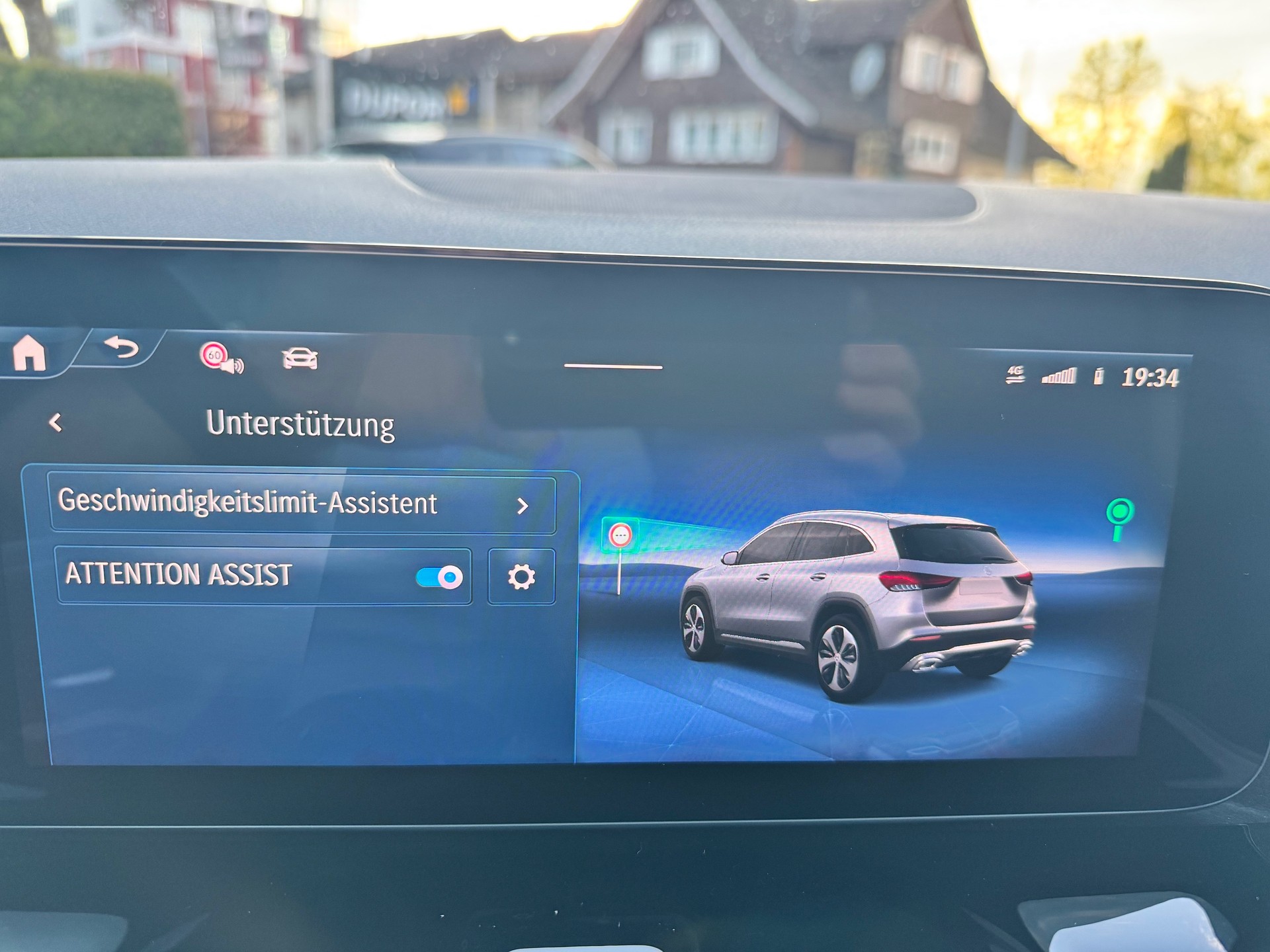 MERCEDES-BENZ GLA 200d AMG Line 4Matic 8G-DCT-image-17