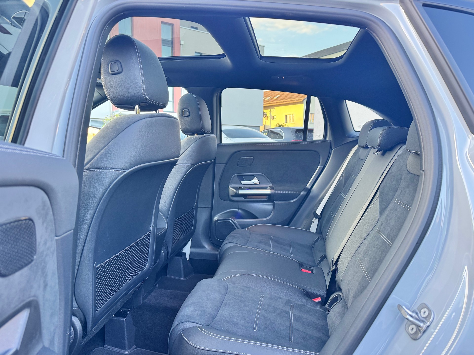 MERCEDES-BENZ GLA 200d AMG Line 4Matic 8G-DCT-image-21
